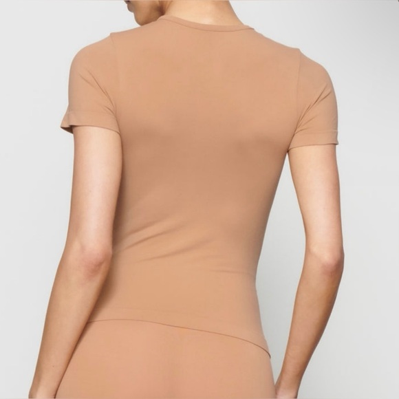 SKIMS Ochre Fits Everybody T-Shirt - Picture 4 of 7